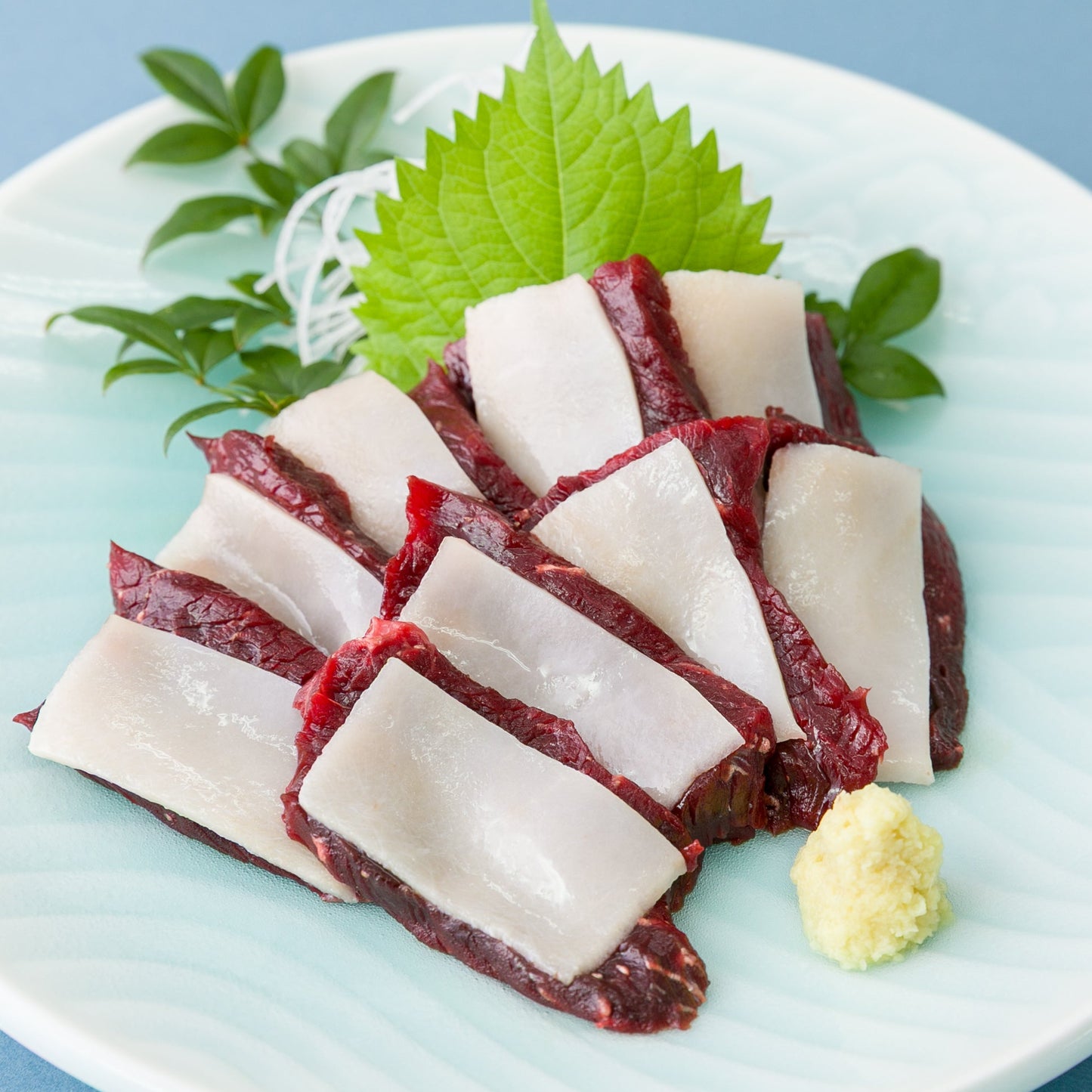 ミンク鯨 赤肉(皮付き) 【約200g】