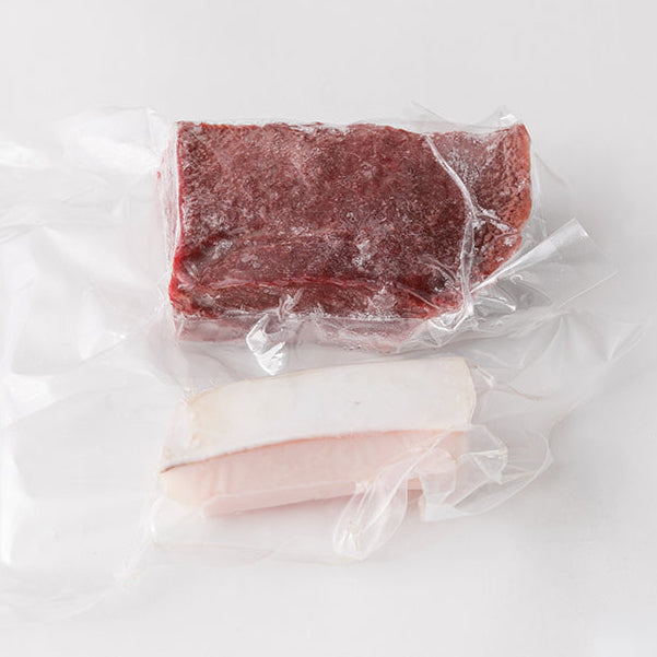 ミンク鯨 赤肉（皮付き） 【約200g】
